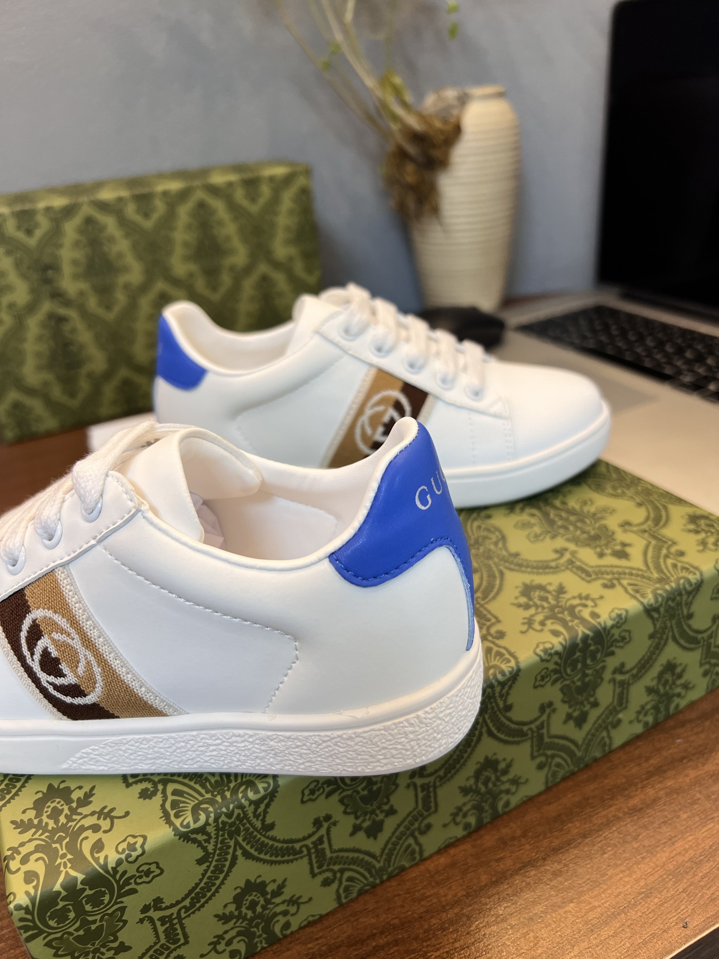 Children's shoes child